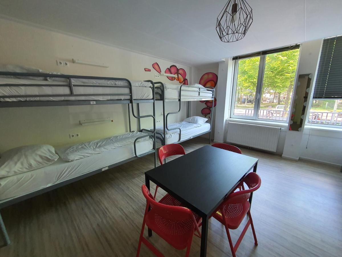 Dutchies Hostel Amsterdam Exterior photo